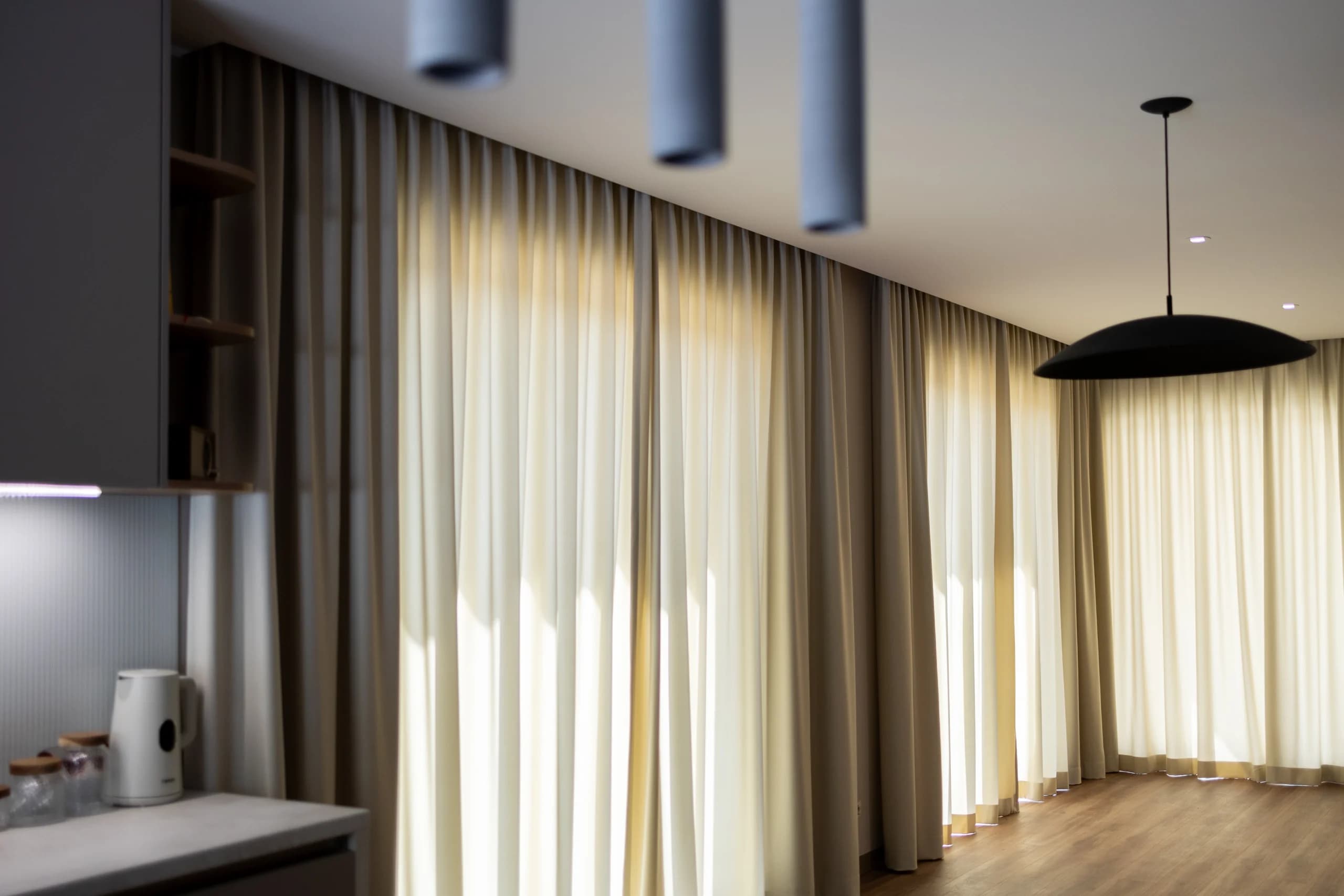 Nowoczesne wnętrze z karniszami elektrycznymi i delikatnym oświetleniem